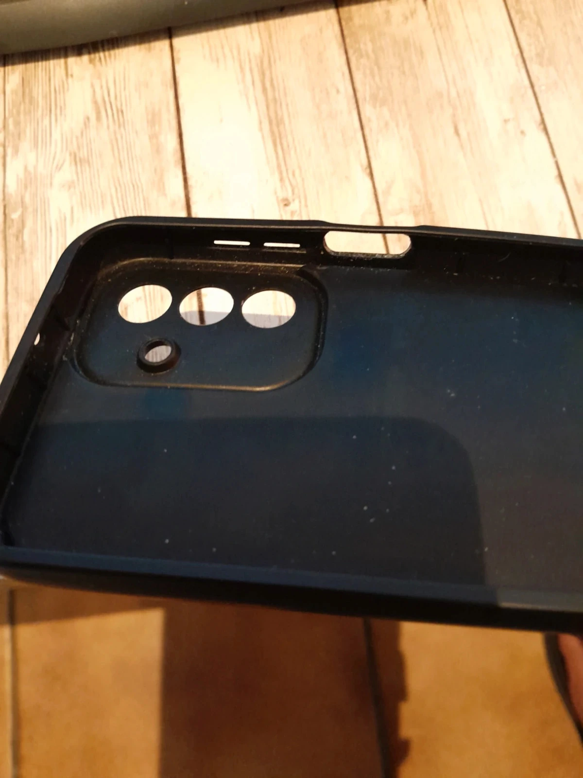 Zwarte telefoonhoes versierd met een herhalend patroon van kleine strikken en witte hartjes. – photo 4